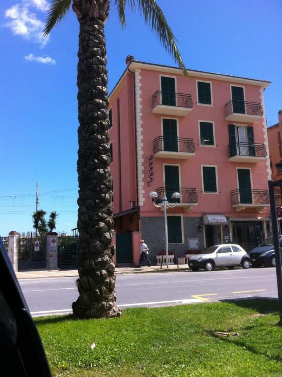 Hotel La Milanese Pietra Ligure Kültér fotó