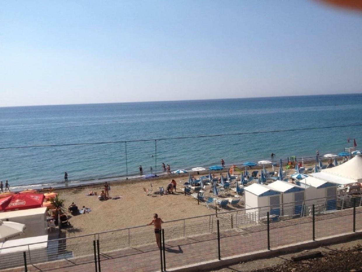Hotel La Milanese Pietra Ligure Kültér fotó